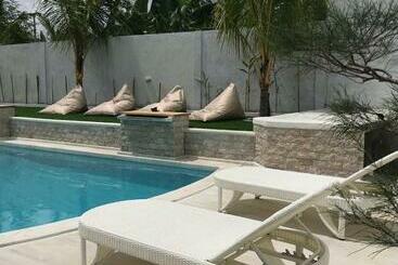 호스텔 Kelapa Surf Villa