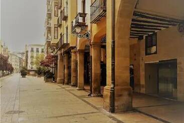 En El Centro Histórico, Con El Encanto De Portales