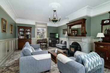 Riverdale House B&b