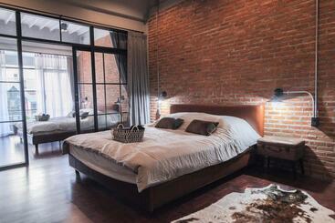 تختخواب و صبحانه Signature Coffee & Bed