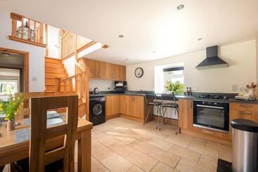 Cosy & Rustic Retreat Woodland Cottage