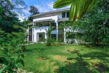 هتل Makara Suite Mariposa Ground Floor