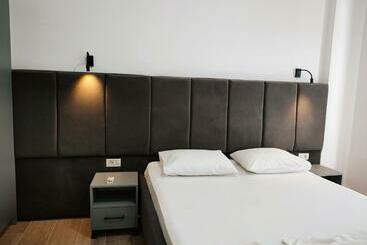 هتل Petros Rooms