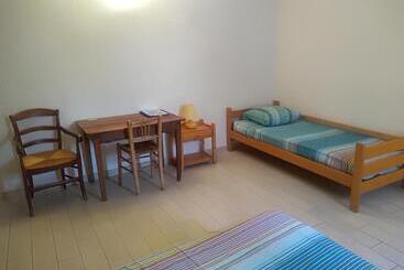 تختخواب و صبحانه Chambre D Hôtes Lou Couradou