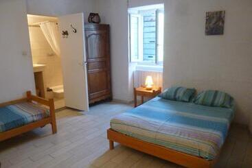 تختخواب و صبحانه Chambre D Hôtes Lou Couradou