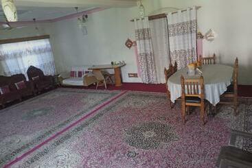 تختخواب و صبحانه Grand Inayat