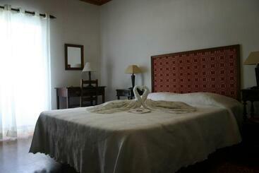 تختخواب و صبحانه Urzelina Guesthouse