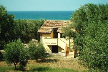 هتل Agriturismo Torre Rinusa