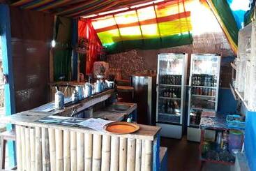 پانسیون Barracuda Beach Hostel