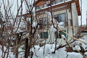 پانسیون Guest House Garbevi