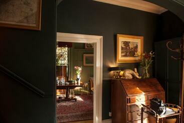 پانسیون The Historical Harcourt Suites