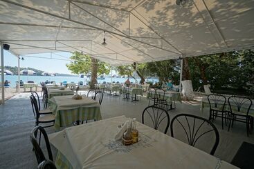 هتل Avra Beach