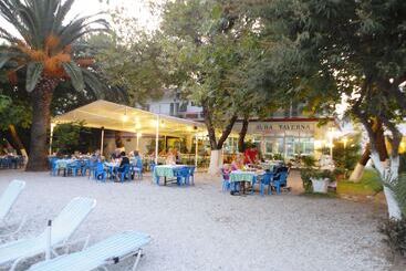 هتل Avra Beach