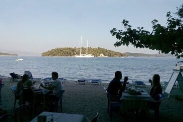 هتل Avra Beach