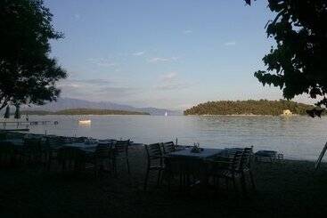 هتل Avra Beach