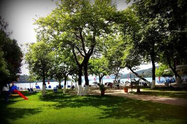 هتل Avra Beach