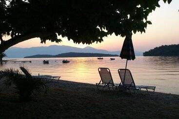 هتل Avra Beach