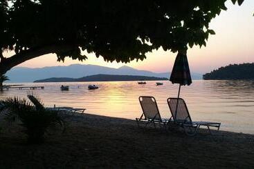 هتل Avra Beach