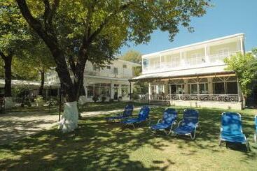 هتل Avra Beach