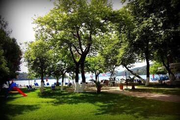هتل Avra Beach
