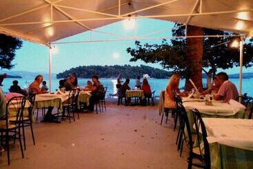هتل Avra Beach