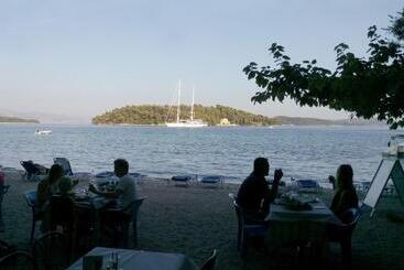 هتل Avra Beach