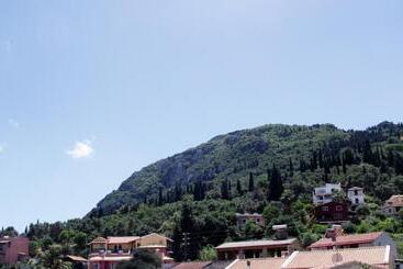 هتل Avra Budget Beach Rooms