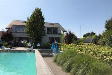 هتل Guesthouse De Witte Merel Deluxe