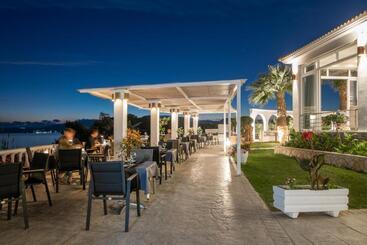 هتل Crystal Beach