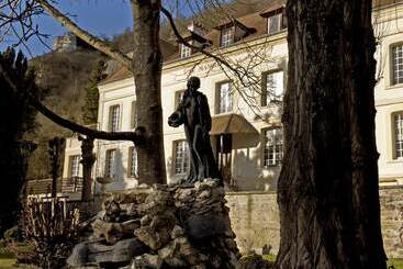 Отель Hôtel Les 3 Falaises