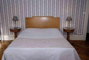 Отель Hôtel Les 3 Falaises