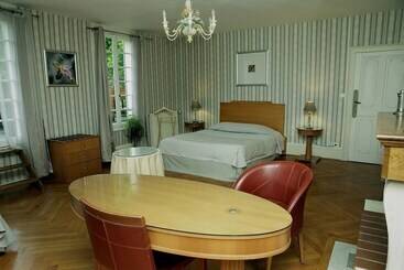 Отель Hôtel Les 3 Falaises