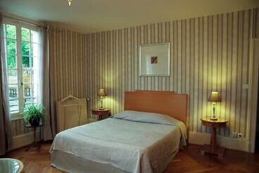 Отель Hôtel Les 3 Falaises