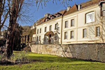 Отель Hôtel Les 3 Falaises