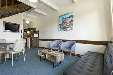 هتل Village Family Motor Inn