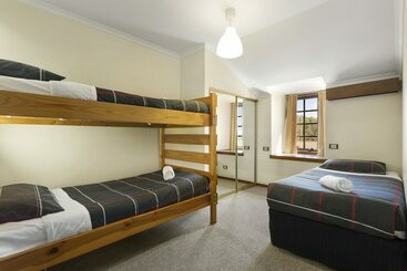 هتل Village Family Motor Inn