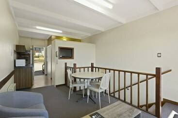 هتل Village Family Motor Inn