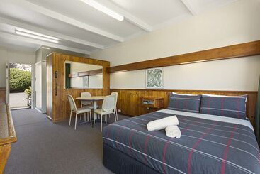 هتل Village Family Motor Inn
