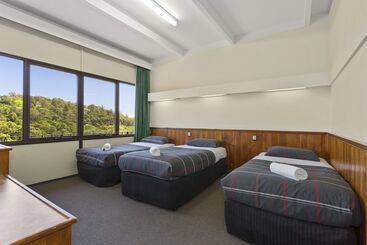 هتل Village Family Motor Inn