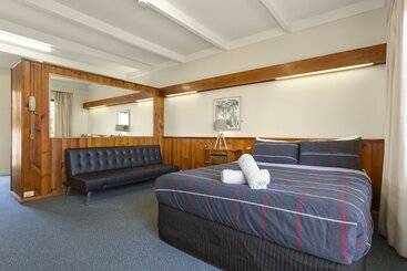 هتل Village Family Motor Inn