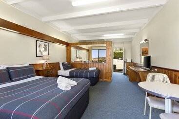 هتل Village Family Motor Inn