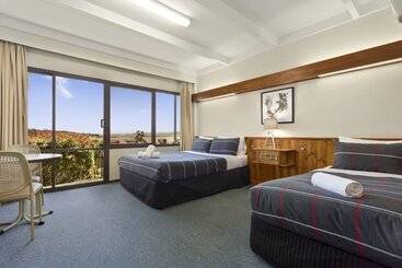 هتل Village Family Motor Inn