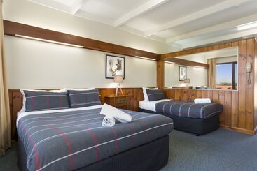 هتل Village Family Motor Inn