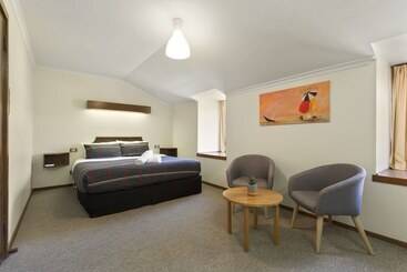هتل Village Family Motor Inn