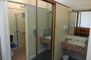 هتل Village Family Motor Inn