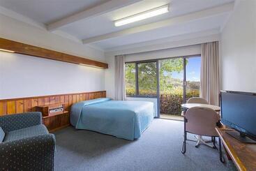 هتل Village Family Motor Inn