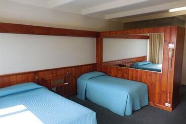 هتل Village Family Motor Inn