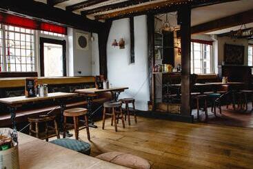 هاستل The Old Crown