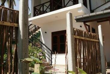 هتل Surf Nest Hiriketiya