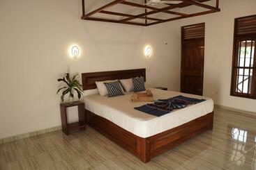 هتل Surf Nest Hiriketiya